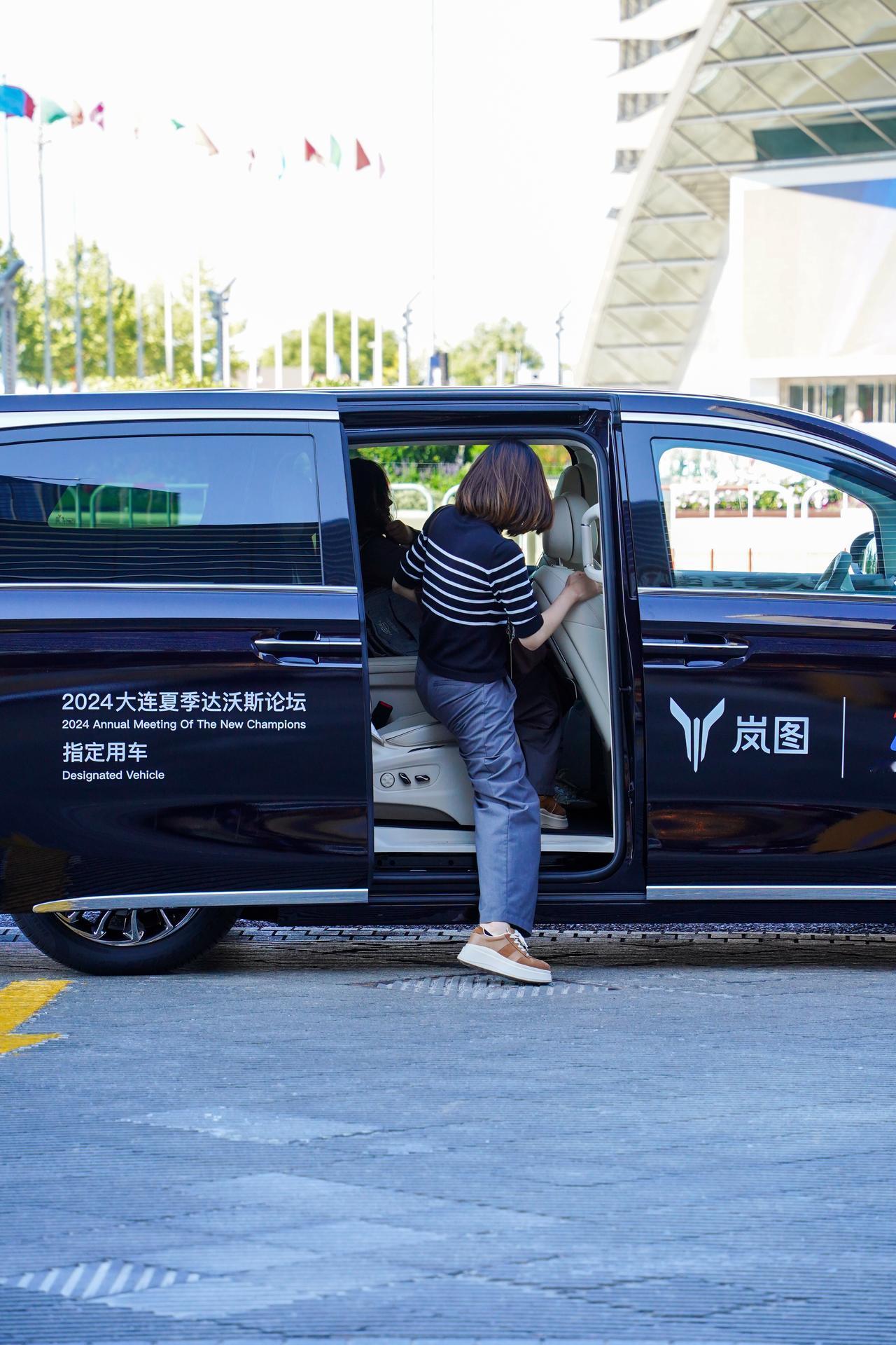 好家伙，岚图汽车成为了第十五届夏季达沃斯论坛的官方指定用车，体验过的会上嘉宾都纷