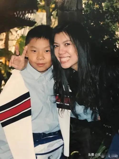 据说，赵姨娘男人的正妻只有一个亲生女儿，小女儿并不是正室自己亲生的。小女儿是另外