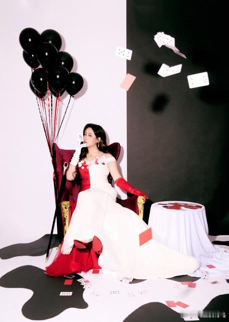 锤娜丽莎今天加麻加辣 这个创意真的绝了红汤白汤的搭配超亮眼，鸳鸯火锅搭配真的精彩