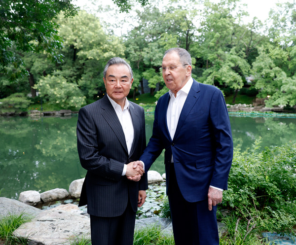 【#王毅在北京会见俄外长拉夫罗夫#】2025年7月13日，中共中央政治局委员、外