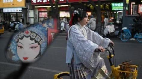 老外风靡中国范儿热点解读 最近刷TikTok，你会发现一个有趣的现象。欧美年轻人