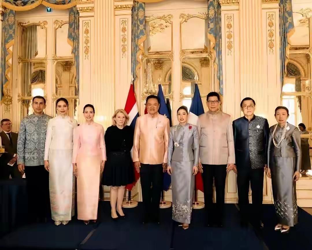 网上又有泰国的神兽公主的新闻，十分风光，泰国现任首相还跪拜她。
前段时间还有泰国