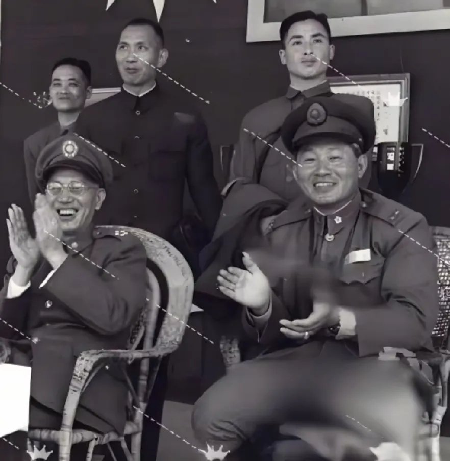 50年代，老蒋和孙立人等人在一起时的留影，两人看起来笑容满面其实内心早有隔阂。 