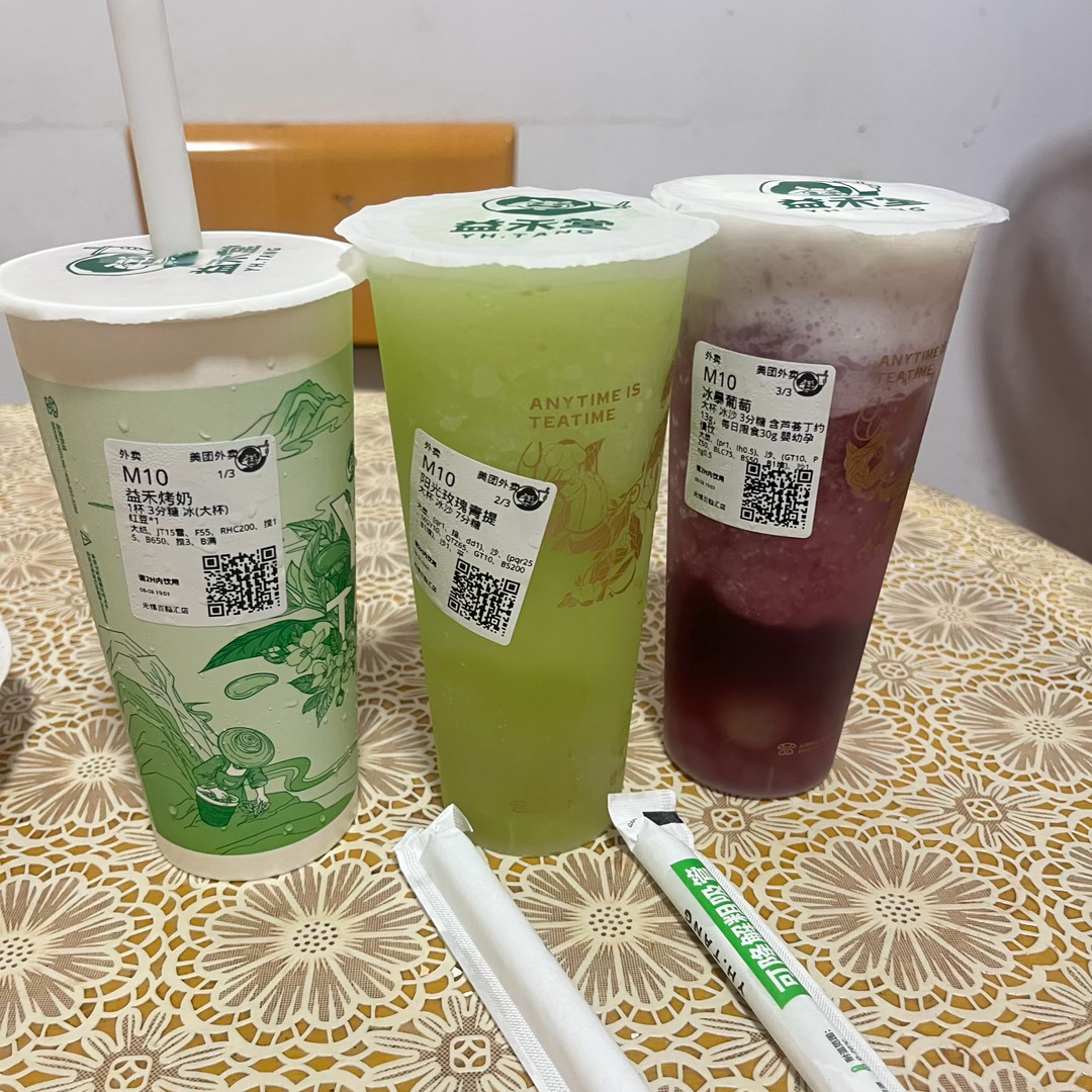 立秋奶茶爆单店员和骑手打起来了一直没想通，立秋第一杯奶茶怎么年年都能刷屏。说白了