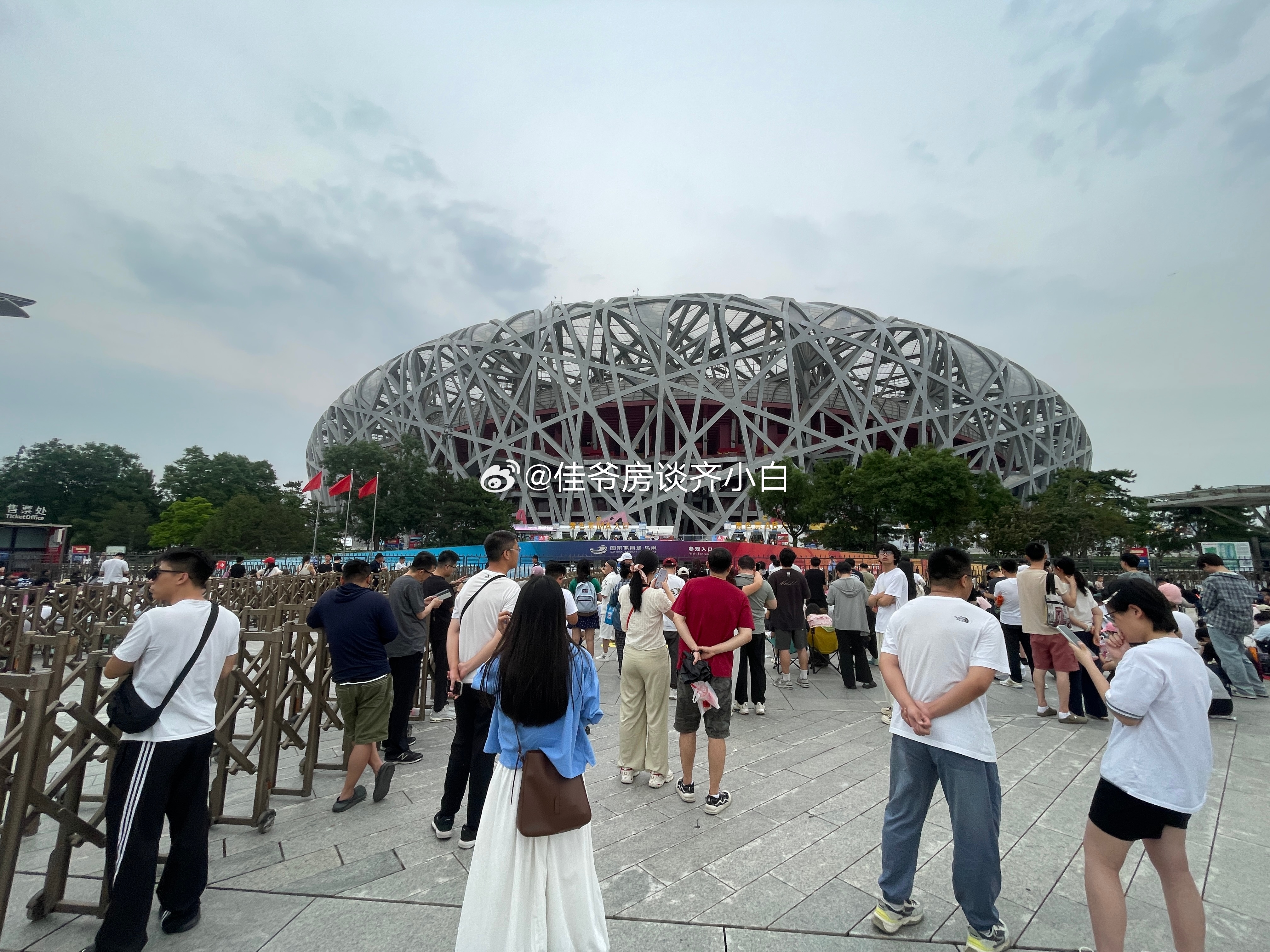 饭后遛弯儿，这天儿够闷的。 