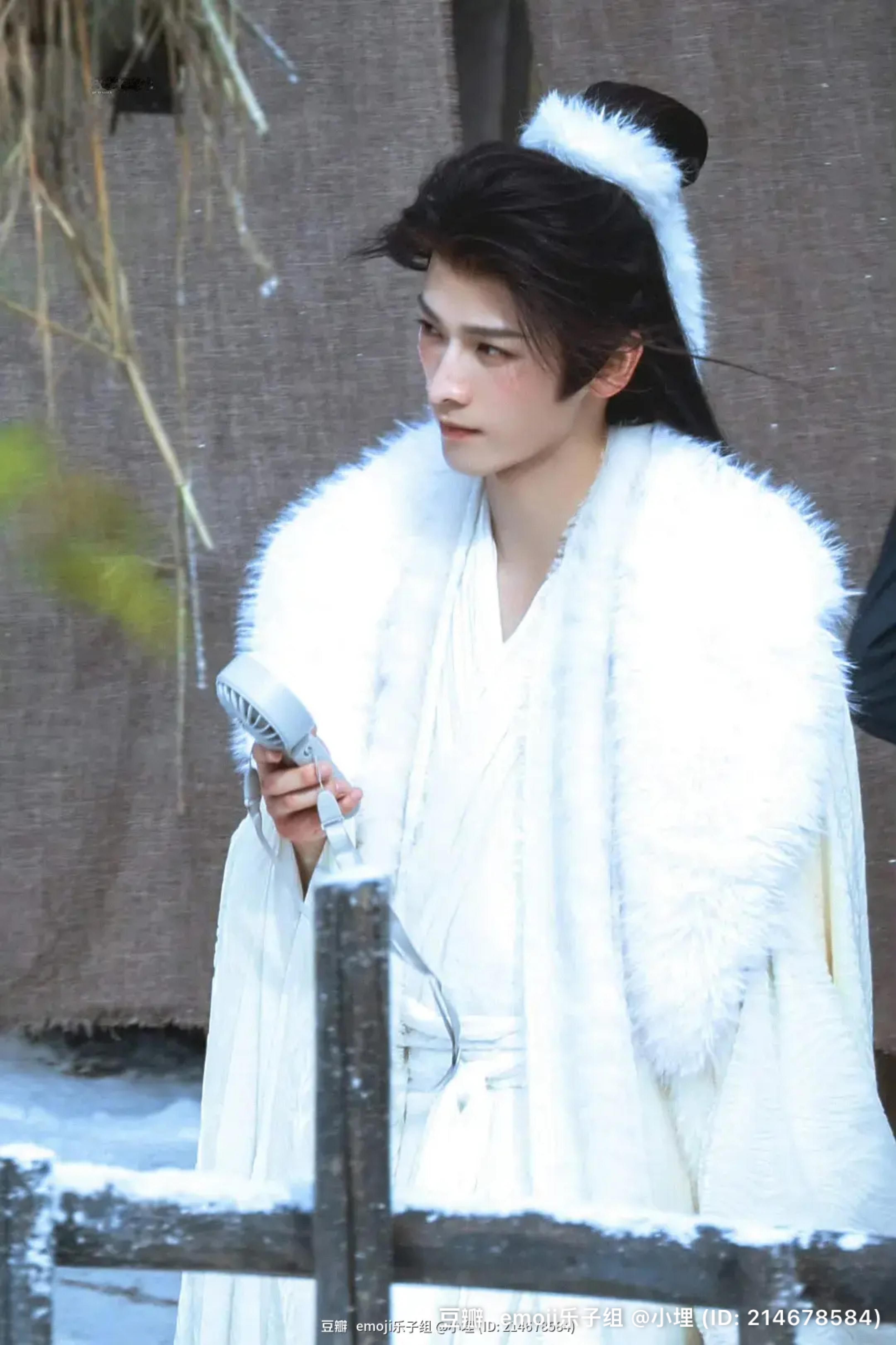 有人说全伊伦这套像谢怜，好看吗？ 