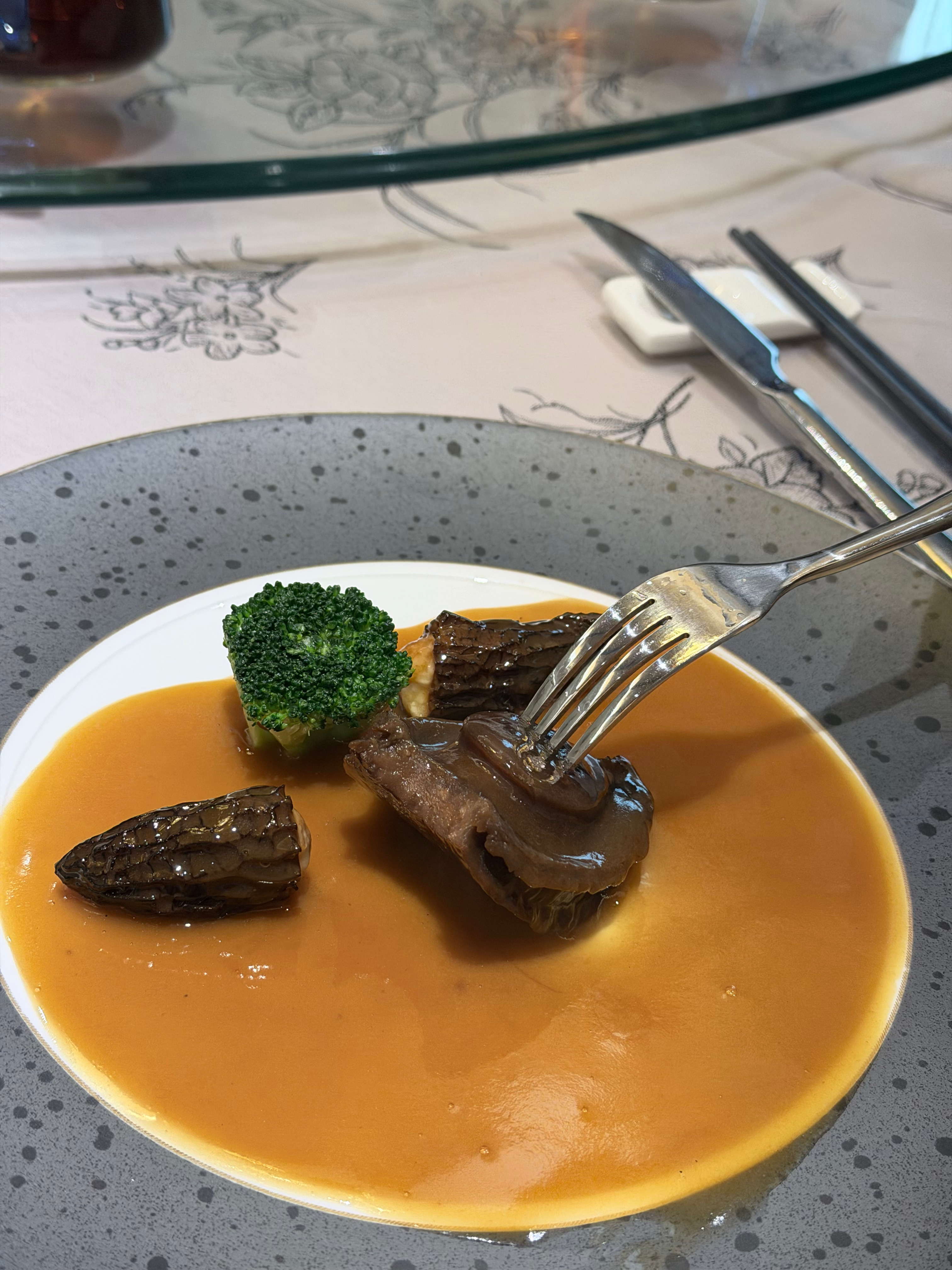 我会用刀叉🍴，但是我觉得叉子直接吃鲍鱼是最快乐的！！ ​​​