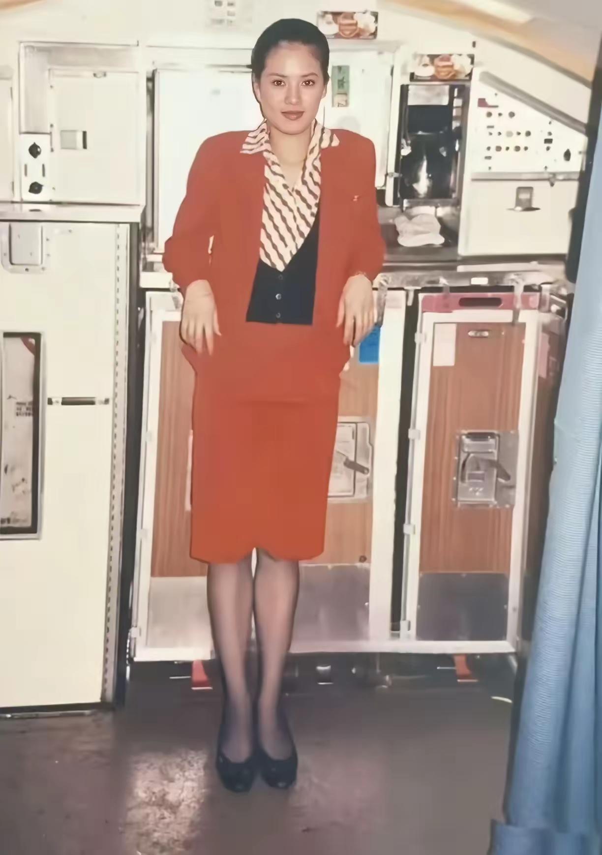 这是1988年，还在做空姐的李若彤！
