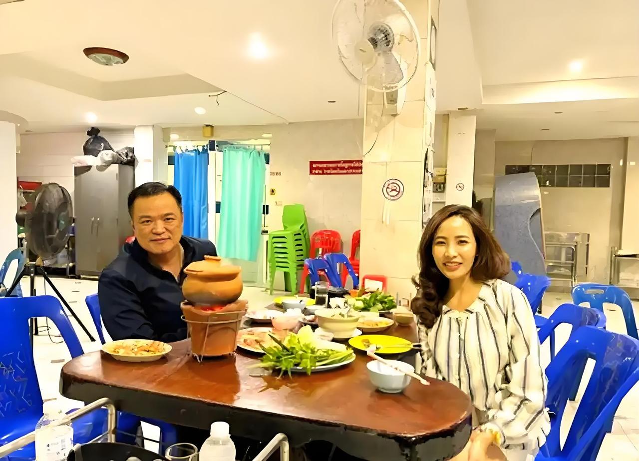 阿努廷非常聪明，撇清与他信申请特赦之间的关系。

之前，他信向王室申请了特赦，不