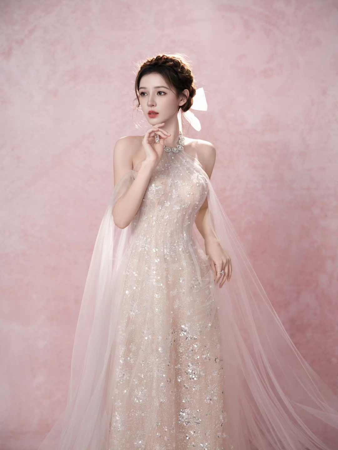 张予曦张予曦金粉珠绣长裙 张予曦第二套造型，金粉珠绣薄纱长裙，搭配盘发造型，完全
