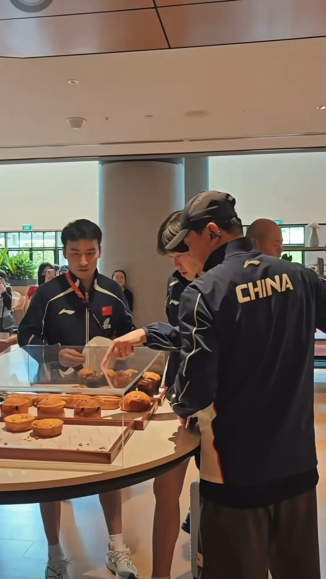 小孩挑面包“这个这个小耶要这个” 