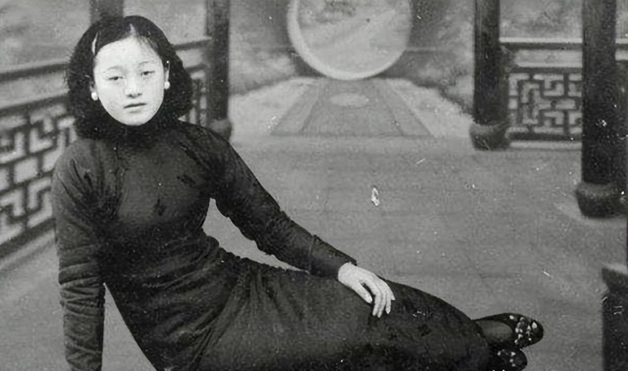 1914年，31岁的阎锡山，娶了14岁的小妾，洞房之夜，阎锡山对小妾说：“你躺下