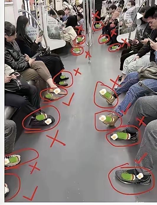为什么很多人吐槽看手机，而提倡读书看报呢？
     手机里信息是最新的，各种各