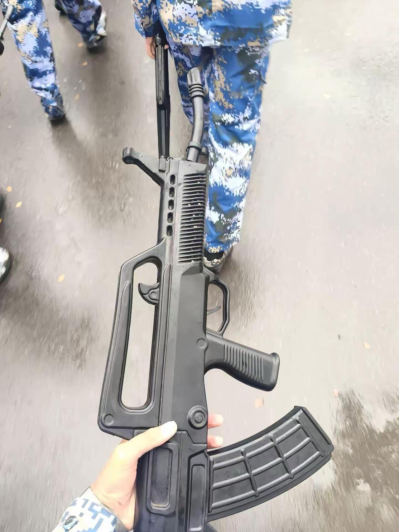 额……这支枪弹道偏左何晨光的枪