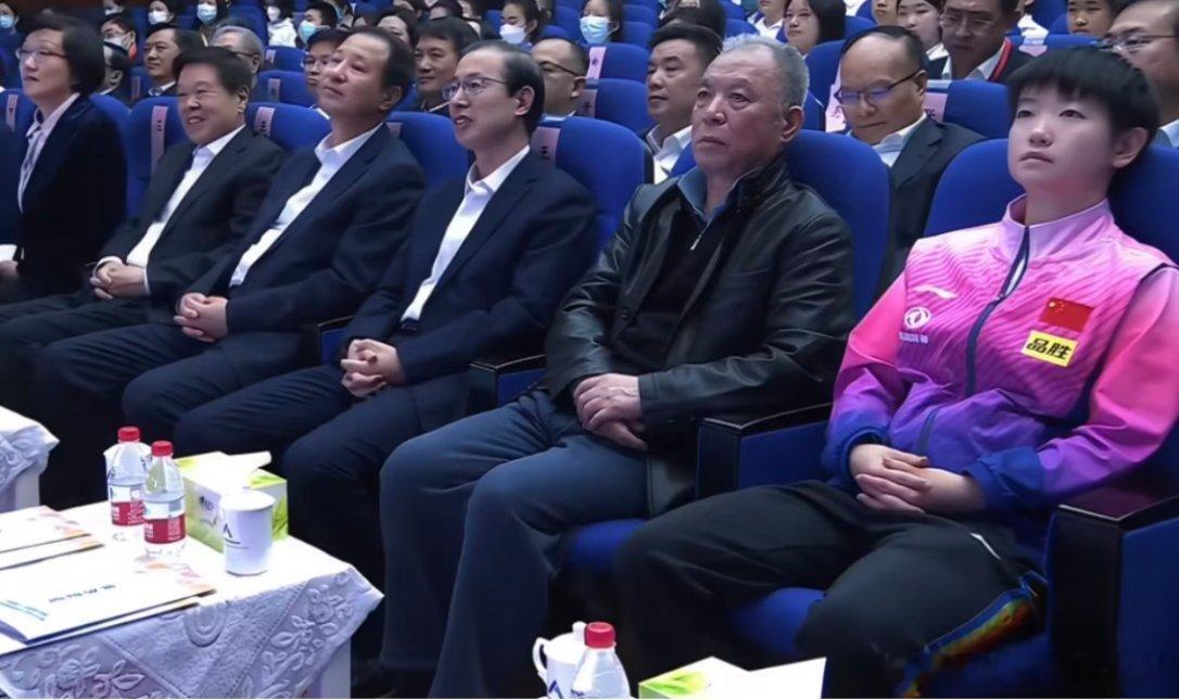 孙颖莎这个人真的很神奇。一个极致纯粹的人身上却有着复杂难辨的气质。每次看到这张照