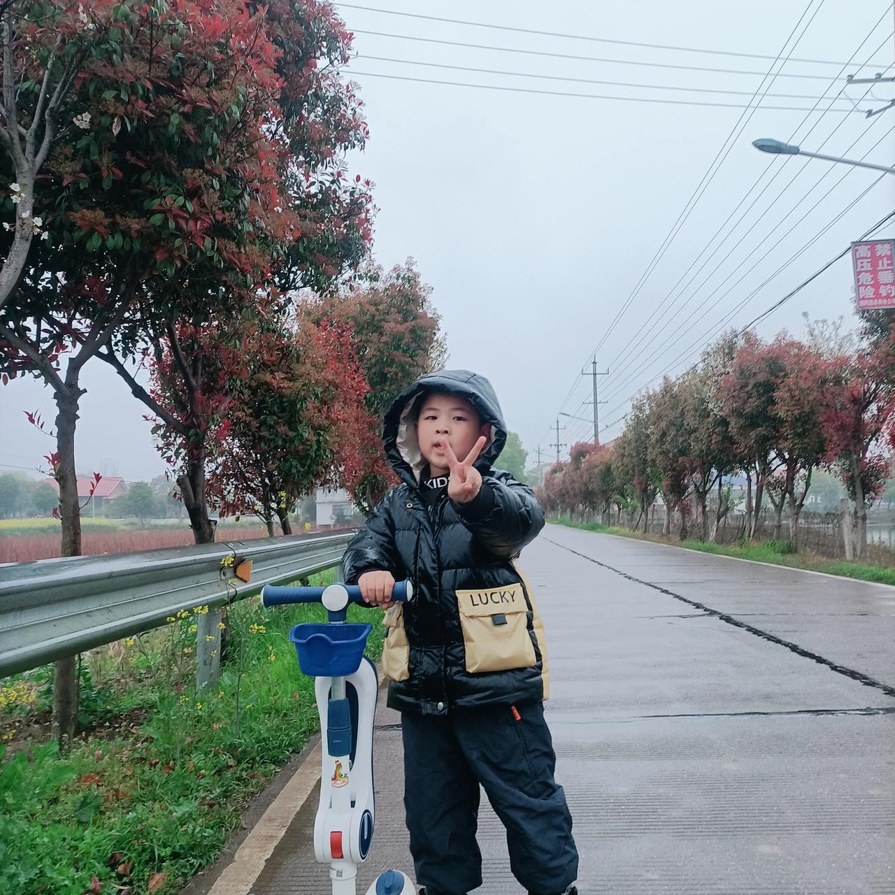 湖南最近跳崖式降温，刚收好的羽绒衣又拿出来穿了。
    本该是春暖花开，艳阳高