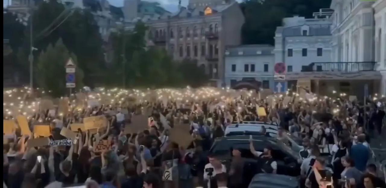 乌克兰现政府遇到了前所未有的危机，这时候有反对势力扶持的民众来进行大规模的抗议活