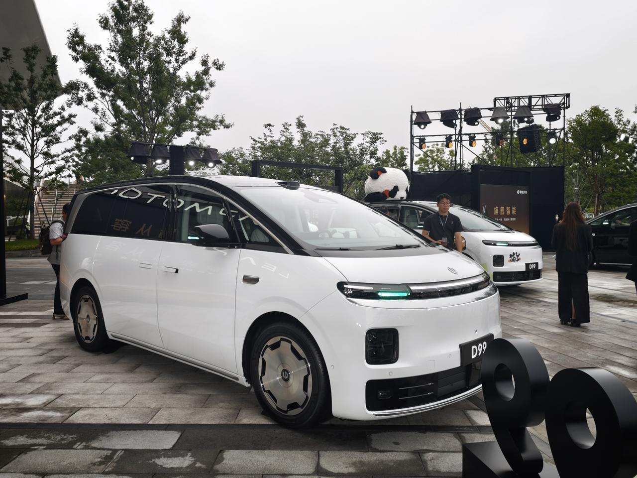 真的不得不服零跑的成本控制能力
这么大的车身以及近乎奢侈的空间
设计用料时尚又没