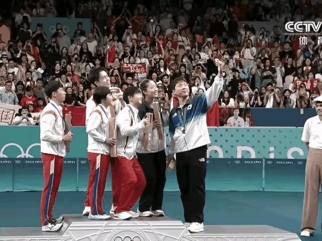 莎莎情商在线，太聪明了！
乒乓球混双颁奖后，韩国选手林钟勋举起手机为金银铜牌得主