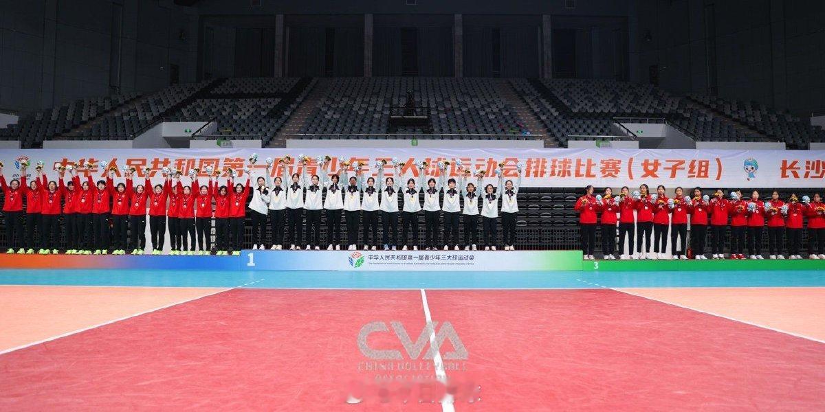 【 青少年三大球运动会  山东队夺得女排冠军】11月27日，湖南长沙， 第一届全