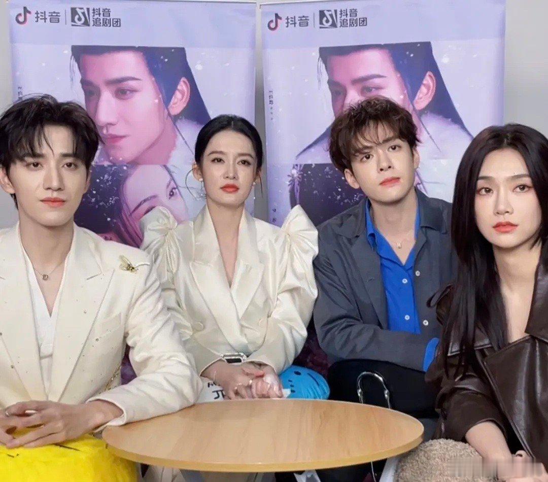 七夜雪剧组直播状态同框pk一下 ​​​