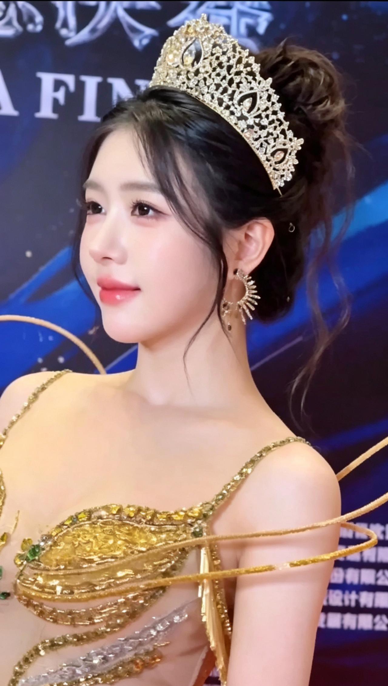 头戴皇冠的中华小姐冠军，竟是沙县小吃店长大的女孩
红毯皇冠加身光芒夺目，大家都默