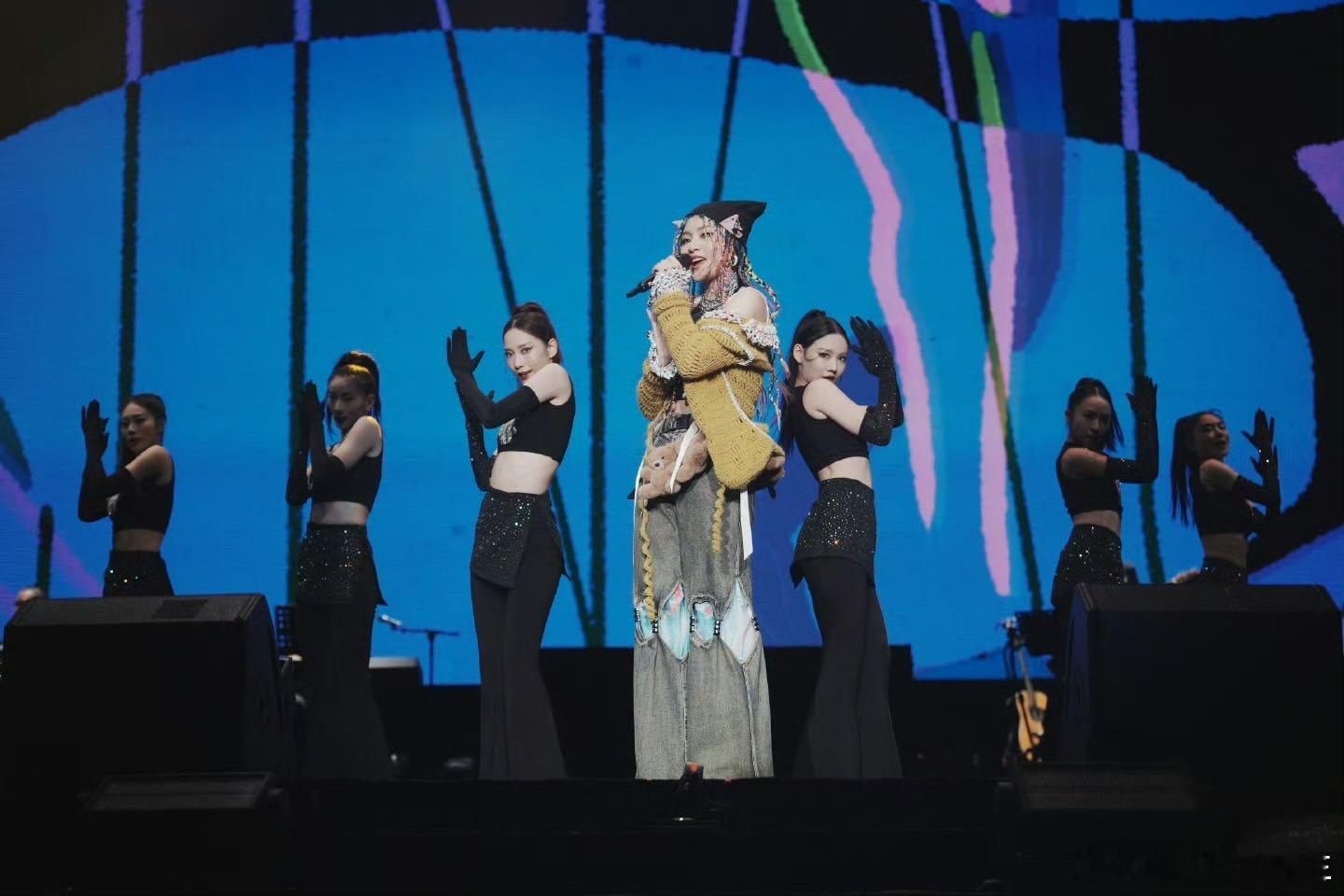 周笔畅2025演唱会官宣 周笔畅每一次的音乐的舞台都能够给我们带来很多的快乐了呀
