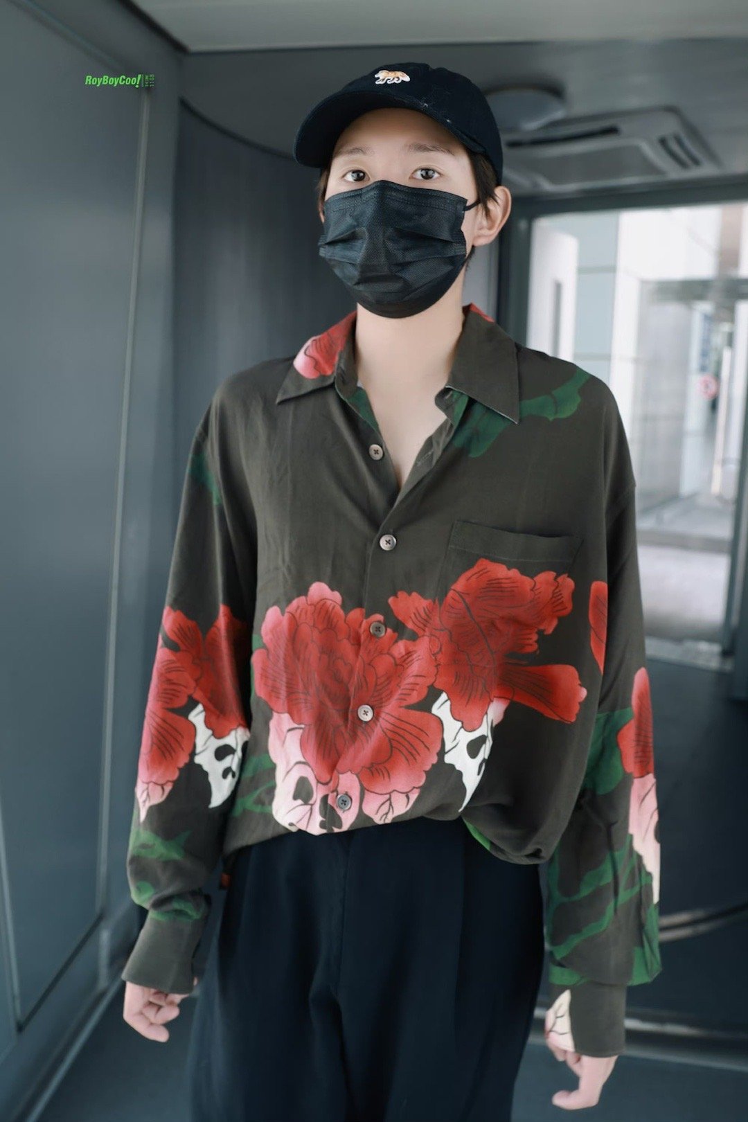 王源出发大湾区晚会王源出发澳门🛫军绿色花衬衫look穿出不一样的时尚感起落平安