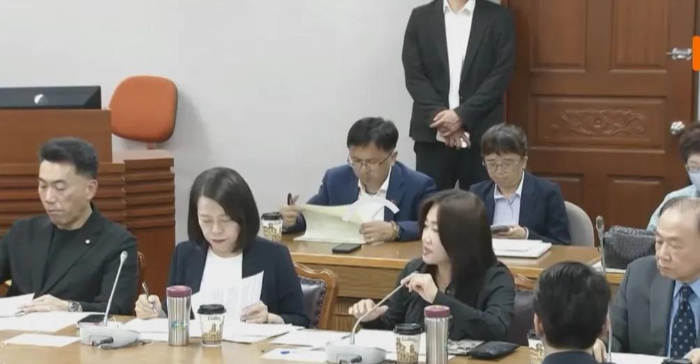 赖清德又迎来一大噩耗，针对军购案，经过近三个小时的争执，依然没有什么进展，韩国瑜