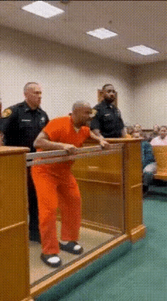 法庭上，法官宣判之后。