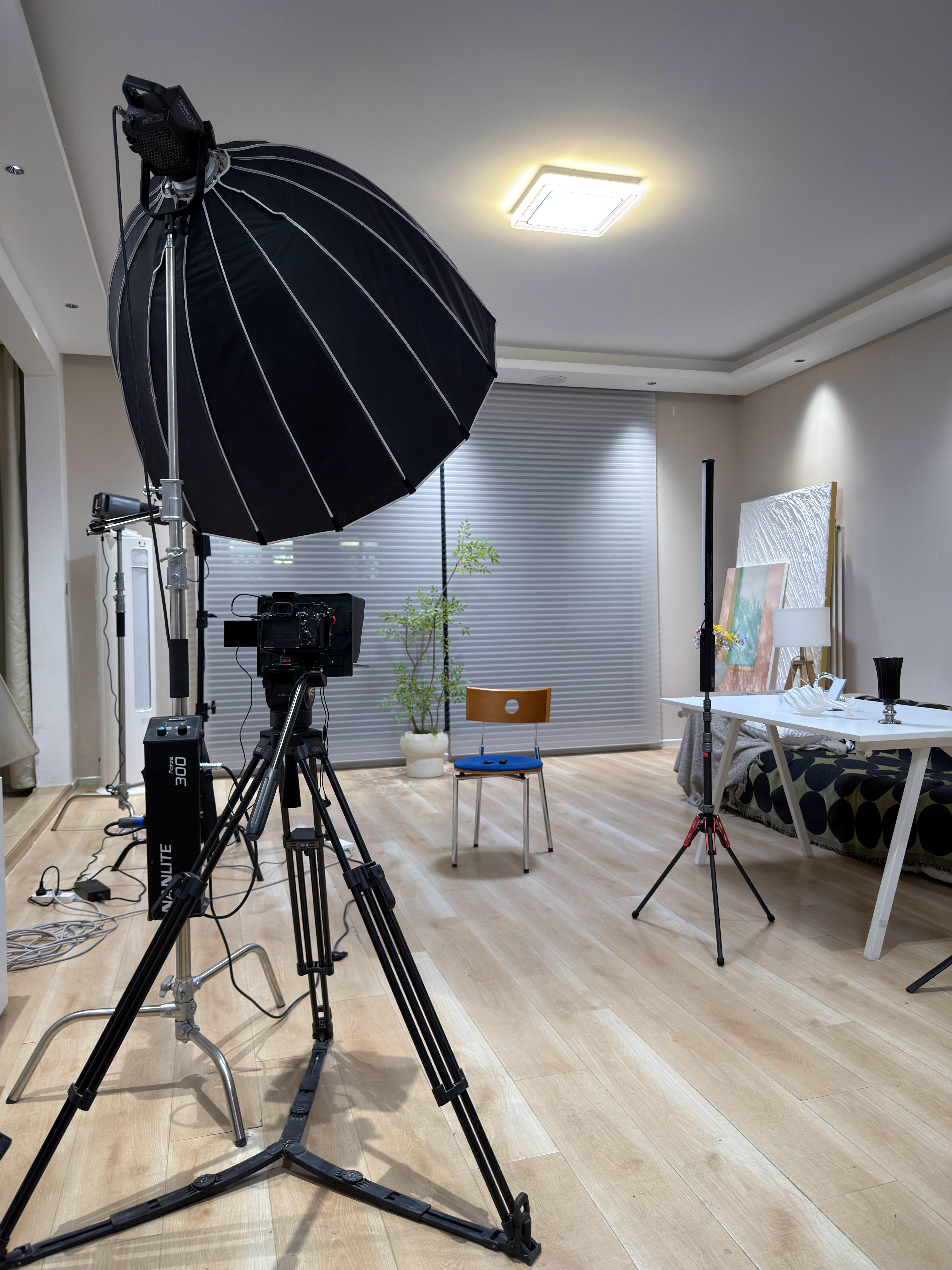 4点多抵达北京，5点多到工作室化妆，6点多开拍~同事们还在休假，李姐总已经开始工