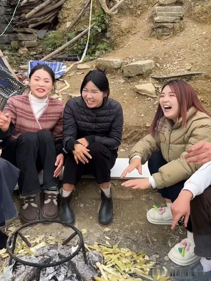 还有一个月就过年了，昨天回老家，还没到村口，就看见一群妇女站在村口，也不知道这群