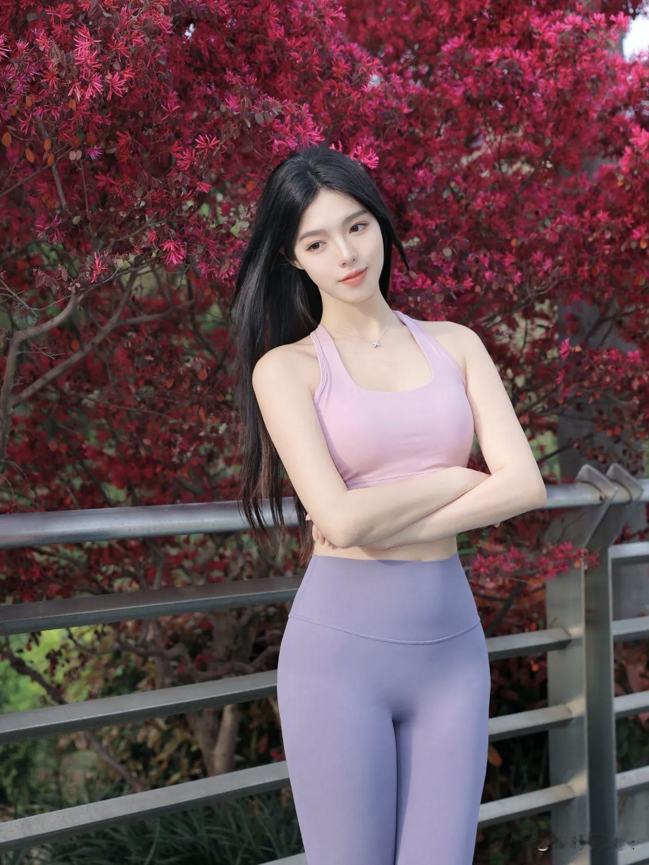 枫叶🍁|街角运动风拍照，8个动作拍出春日轻盈感，粉背心+紫灰瑜伽裤什么样的女人