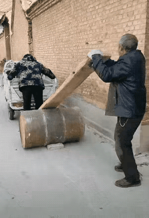 人老了，腿脚都不利索了，按道理说，三轮车的高度并不高，但是对这个老太太来说，上车