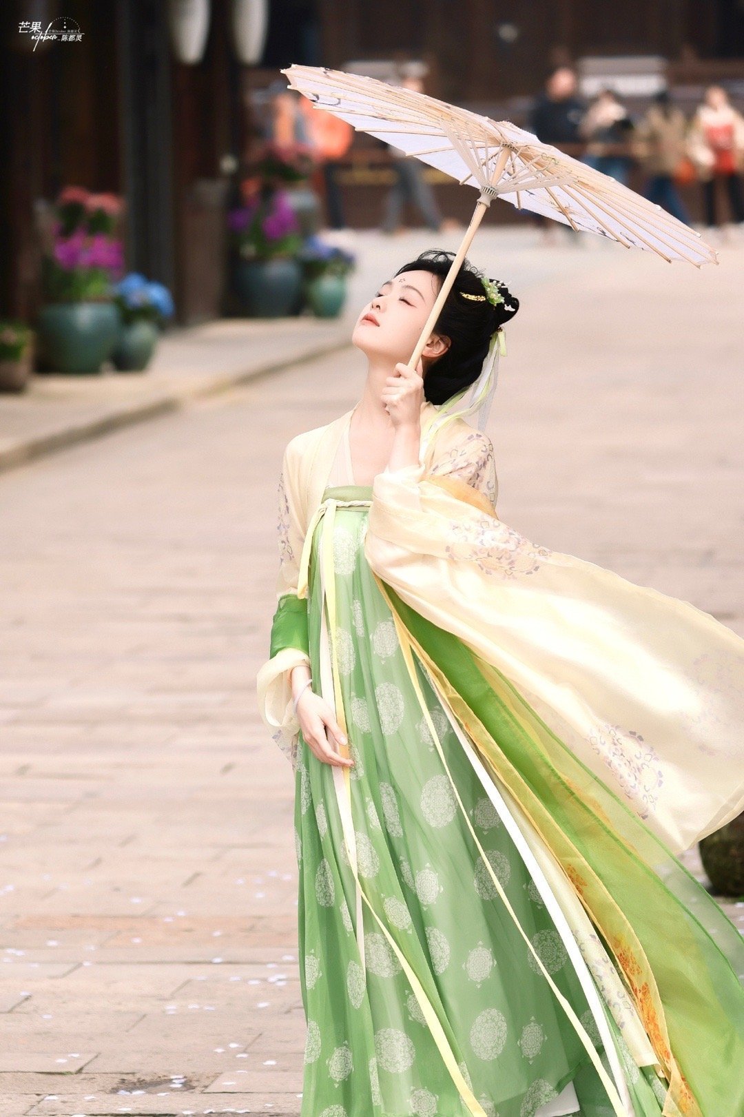#陈都灵唐装#请陈都灵把古装焊在身上，不得不说也太美了吧~[送花花]​​​