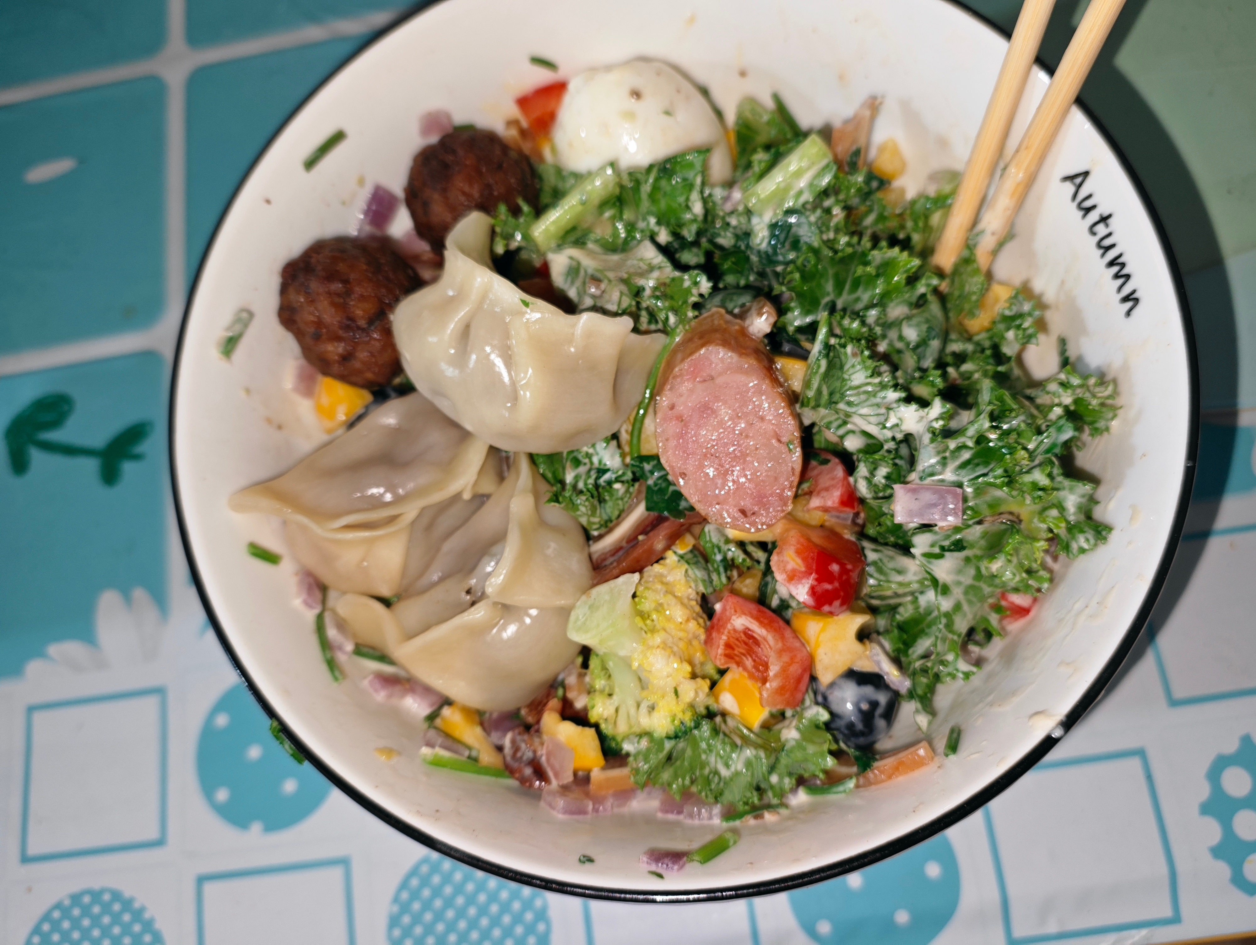 今日份的沙拉，午餐。蔬菜🥬：羽衣甘蓝，红色彩椒，黄色彩椒，拇指西瓜，大蓝莓，芫