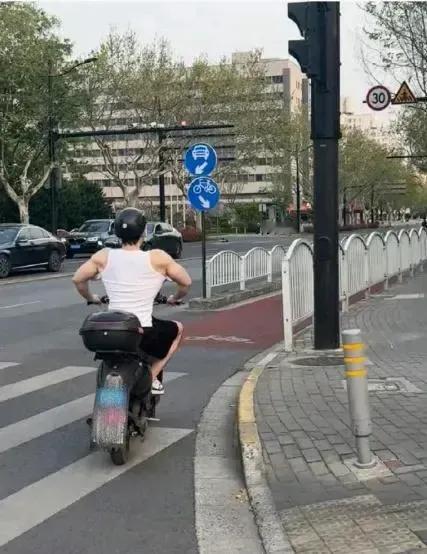 健身的人骑个小电驴都这么帅吗？