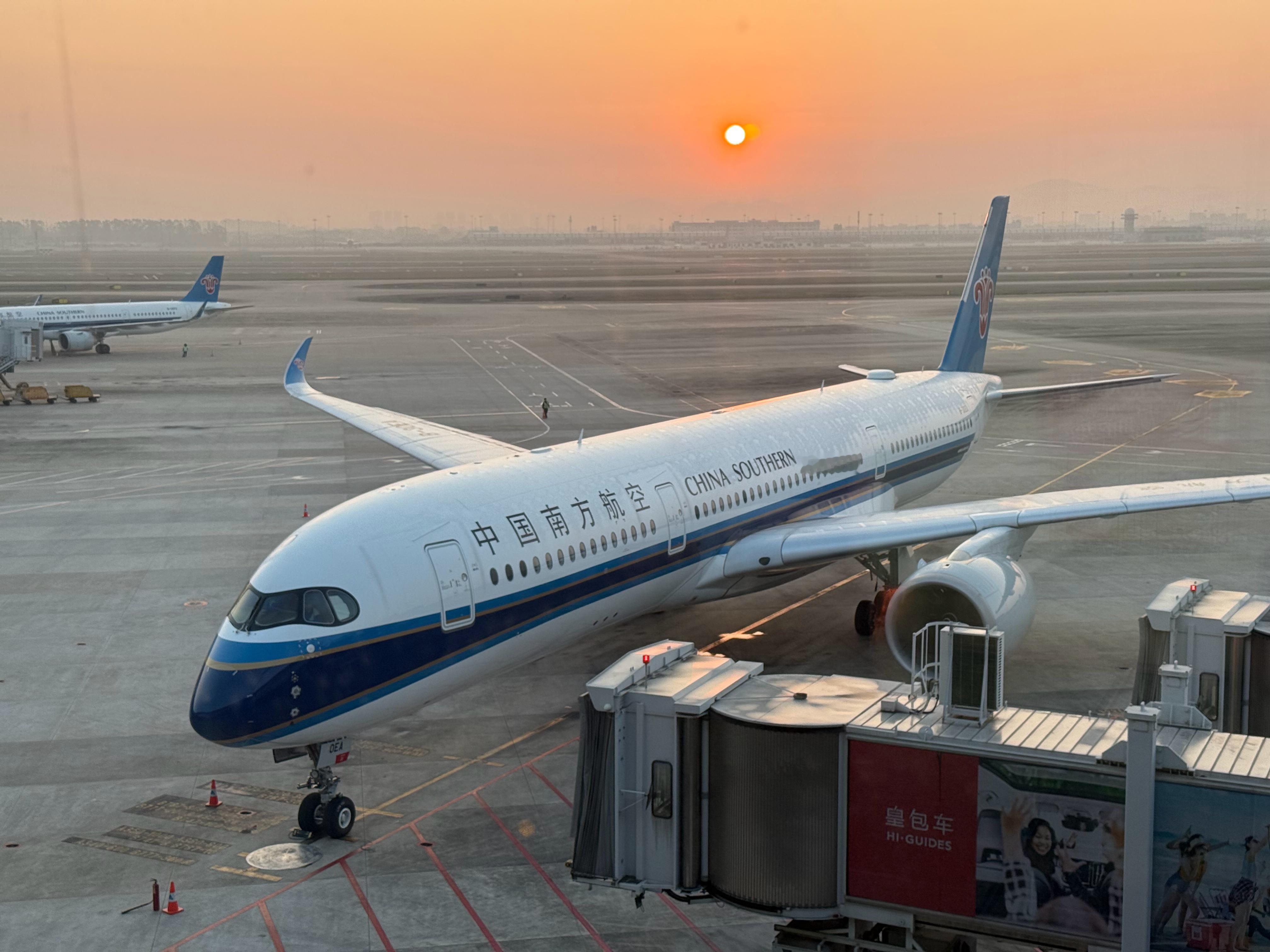 早班机好呀，路上不堵车、延误概率低，非常高效，开 i8 跑机场这段高速 hin 