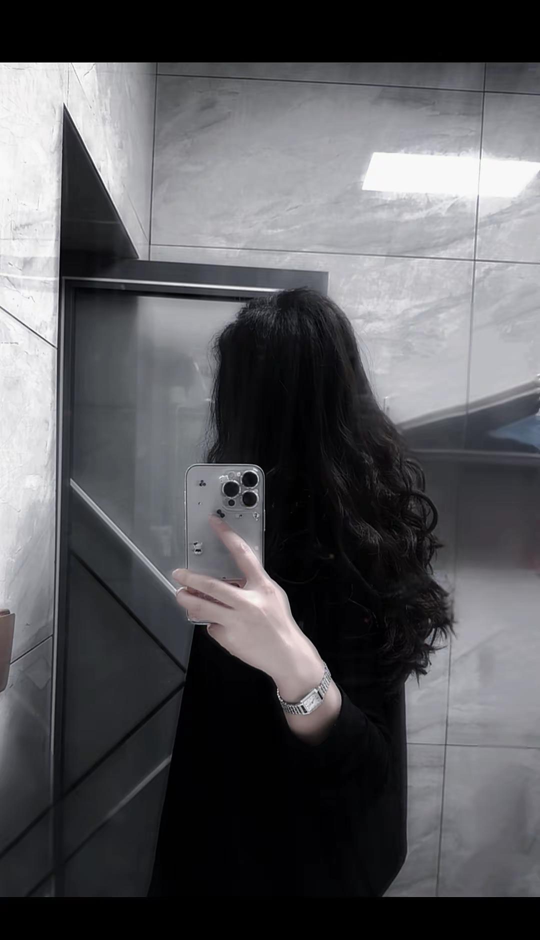 我喜欢平静的生活 每天平静的过完一天 这就足够了 就算有出乎意料的事即将发生 我