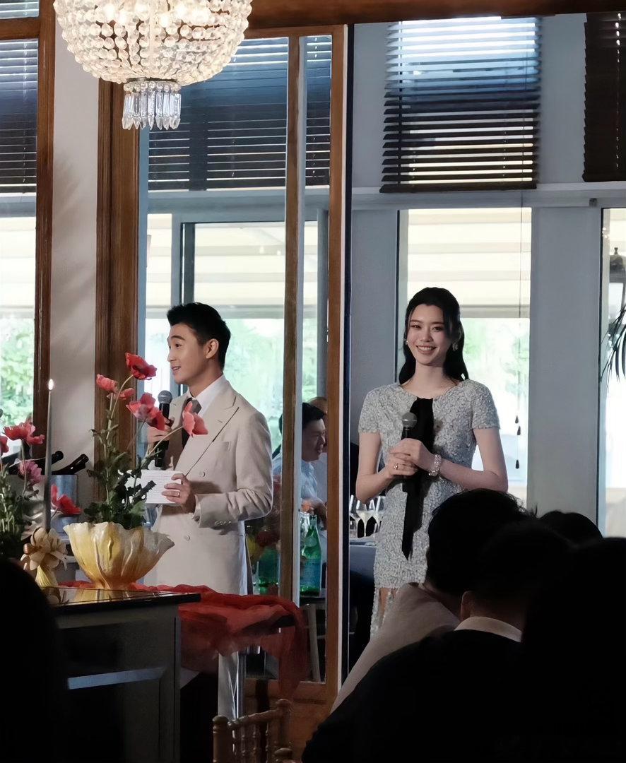 何猷君奚梦瑶在法国古堡举办婚礼，仪式感拉满，正式婚礼前有一场欢迎晚宴，现场氛围感