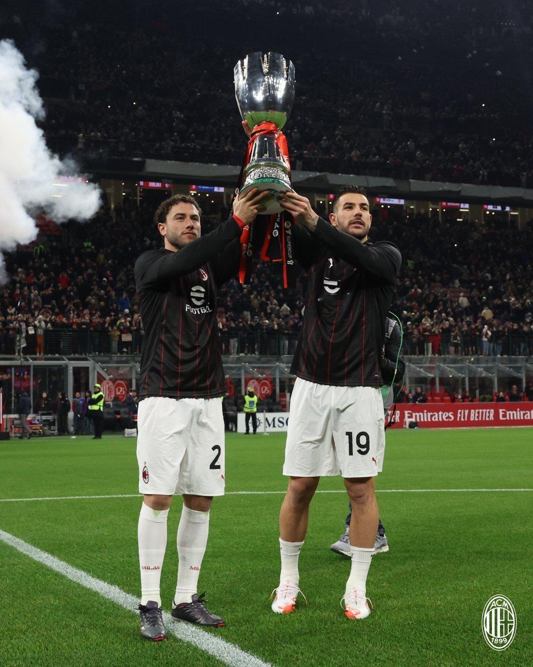 【🏆】 ❤️🖤 赛前 意大利超级杯 冠军奖杯亮相圣西罗🏟️。👏🏻👏?