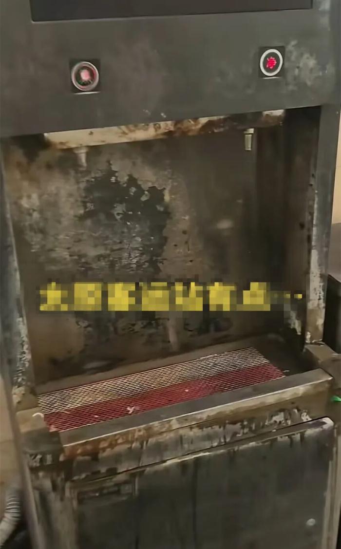 “这是给人喝的呀，这水咋接?”4月6日，有网友在社交平台发布视频称，山西太原汽车