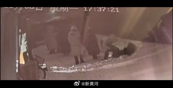 【#校方回应录取艺考抱摔事件男生#：正常录取流程】近日，“女生艺考前10天被男同
