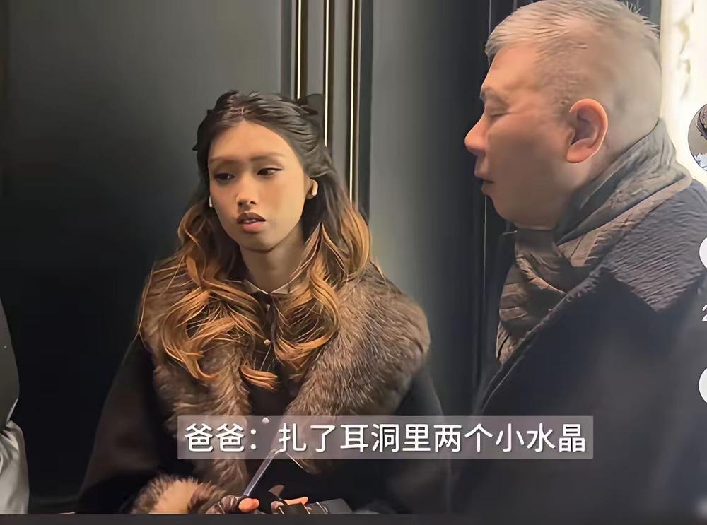 之前有人拿冯小刚养女的嘴调侃，还背地里编狗血私生女剧情，真够无聊的。
 
徐朵小