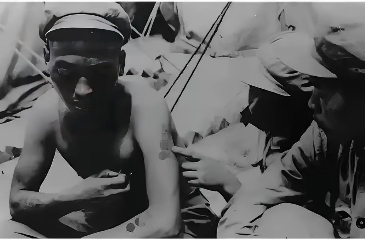 1952年，朝鲜巨济岛上，叛徒李大安把两名志愿军战士心脏剜出剁成肉馅包饺子，还把