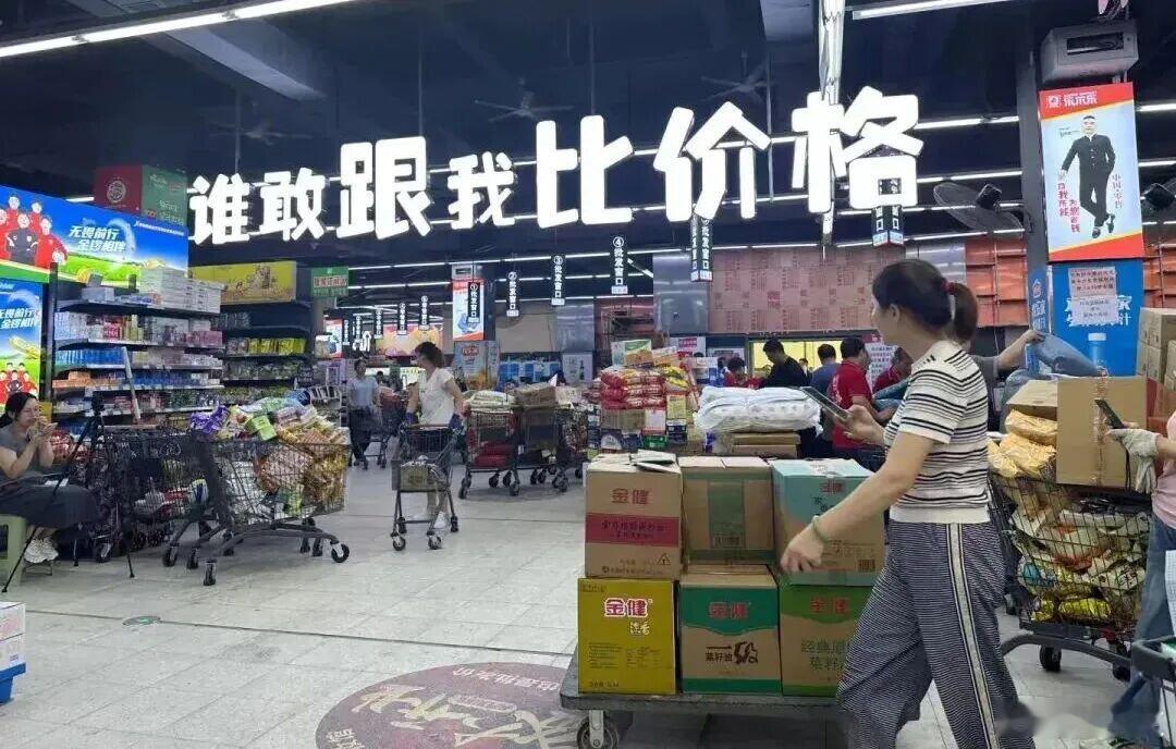号称年销八百亿、门店八千多家的折扣超市乐尔乐，门店装修极简靠低价引流，部分商品亏