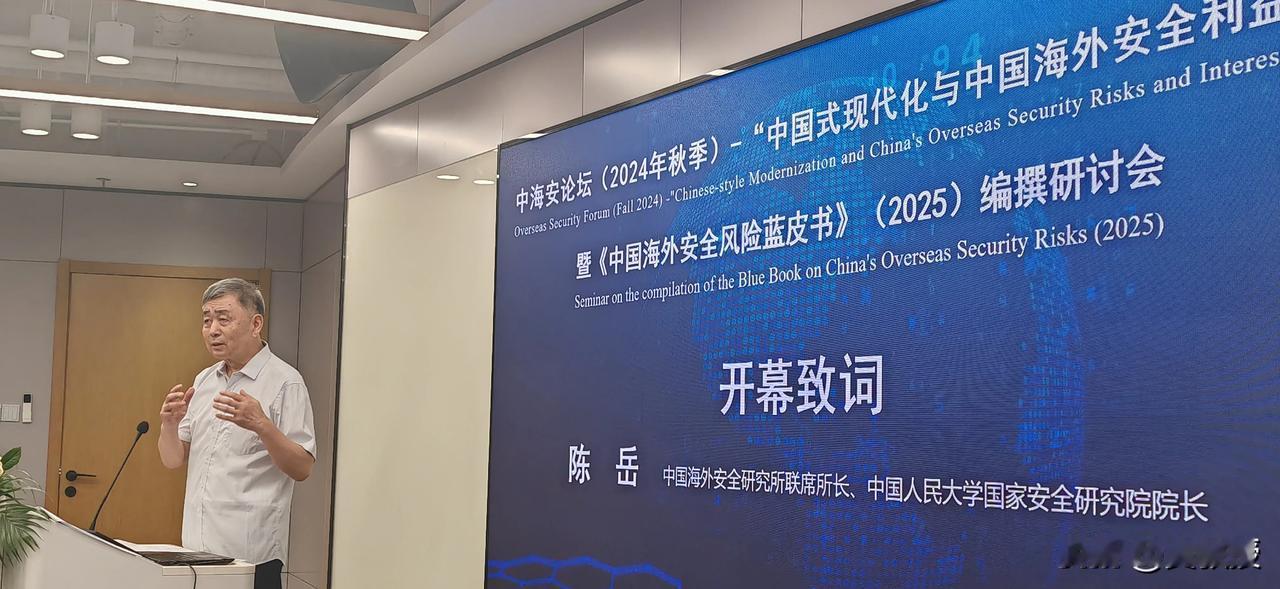 周末，也要努力工作
在中国人民大学开会
我在认真的看材料改论文
我专门@老徐说道