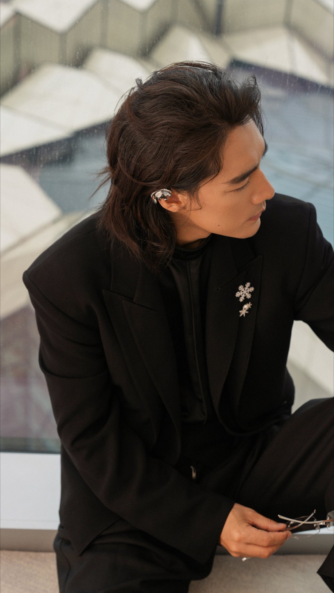 此沙回应在国外用彝语说获奖感言此沙的演员质感直接拉满，颜值自带镜头感，演技更是细