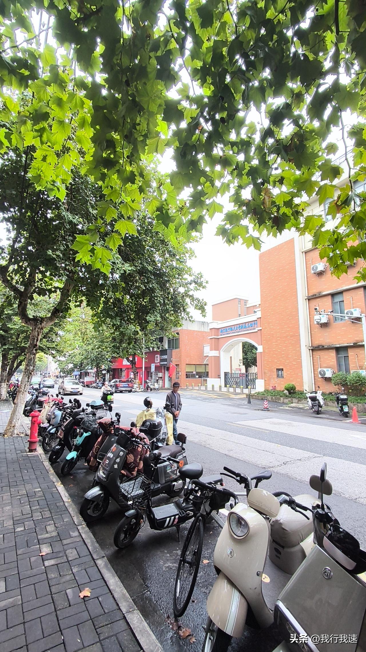 今天南京雨就没怎么停过，出门取个快递裤脚直接湿了大半，黏糊糊贴在腿上难受得不行。