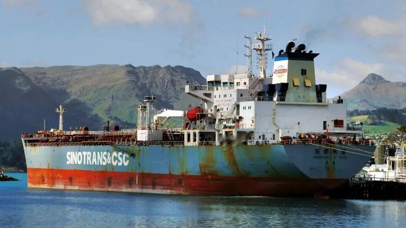 特朗普开始明抢了！
12月11日，美特种部队在美联邦调查局的配合下，对一艘停靠在